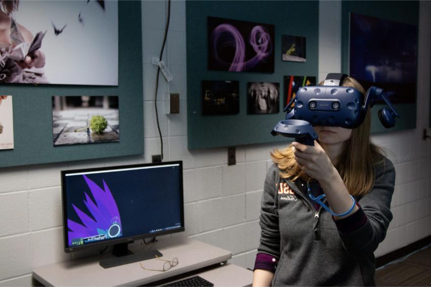 图为在AR/VR实验室工作的学生